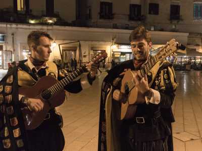 Li incontriamo in piazza del Ferrarese poco prima di un loro "show". I due giovani imbracciano chitarre e tamburello, segno che stanno per entrare in scena